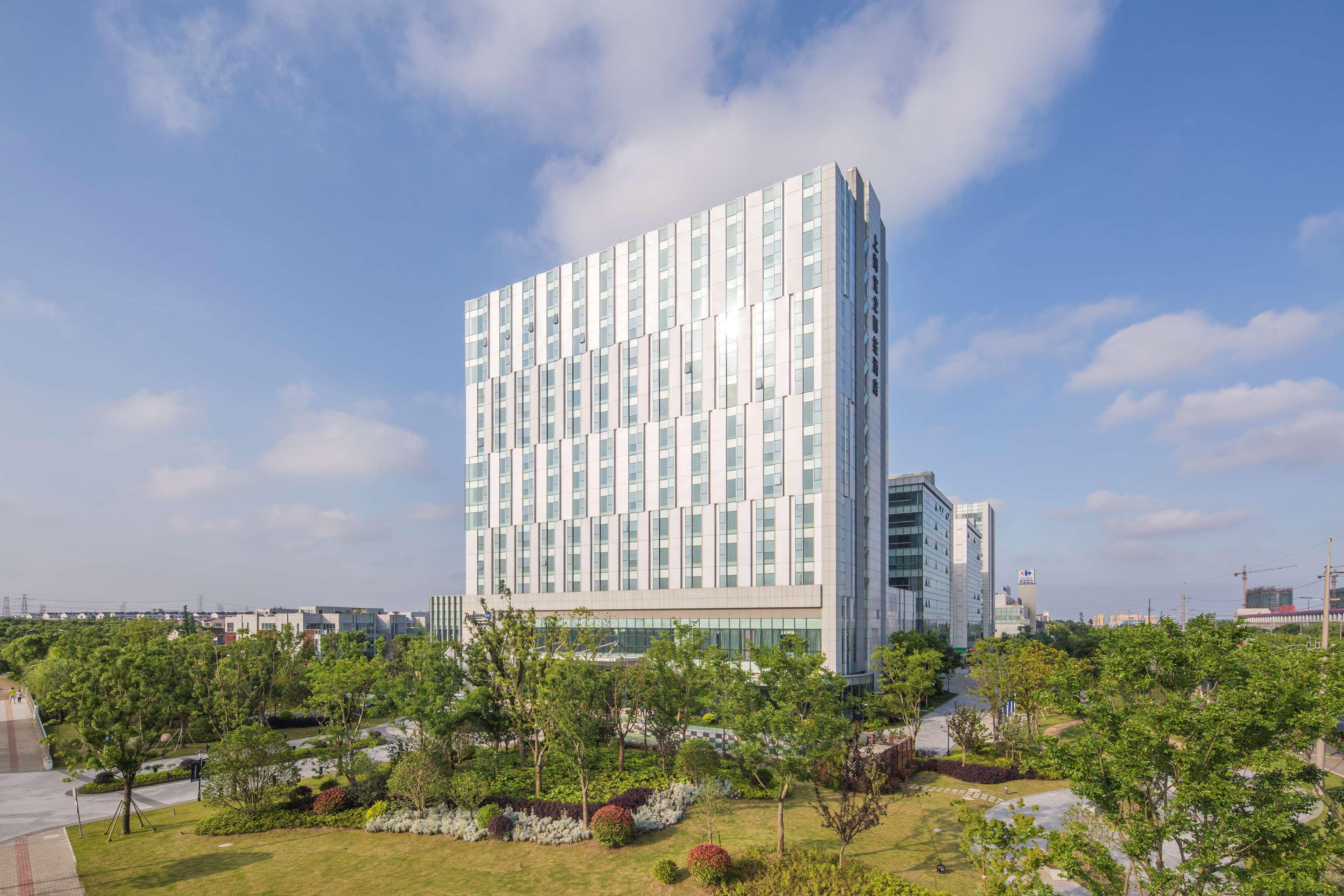 ホテル ラディソン ブル 上海 プドン ジンチャオ エクステリア 写真